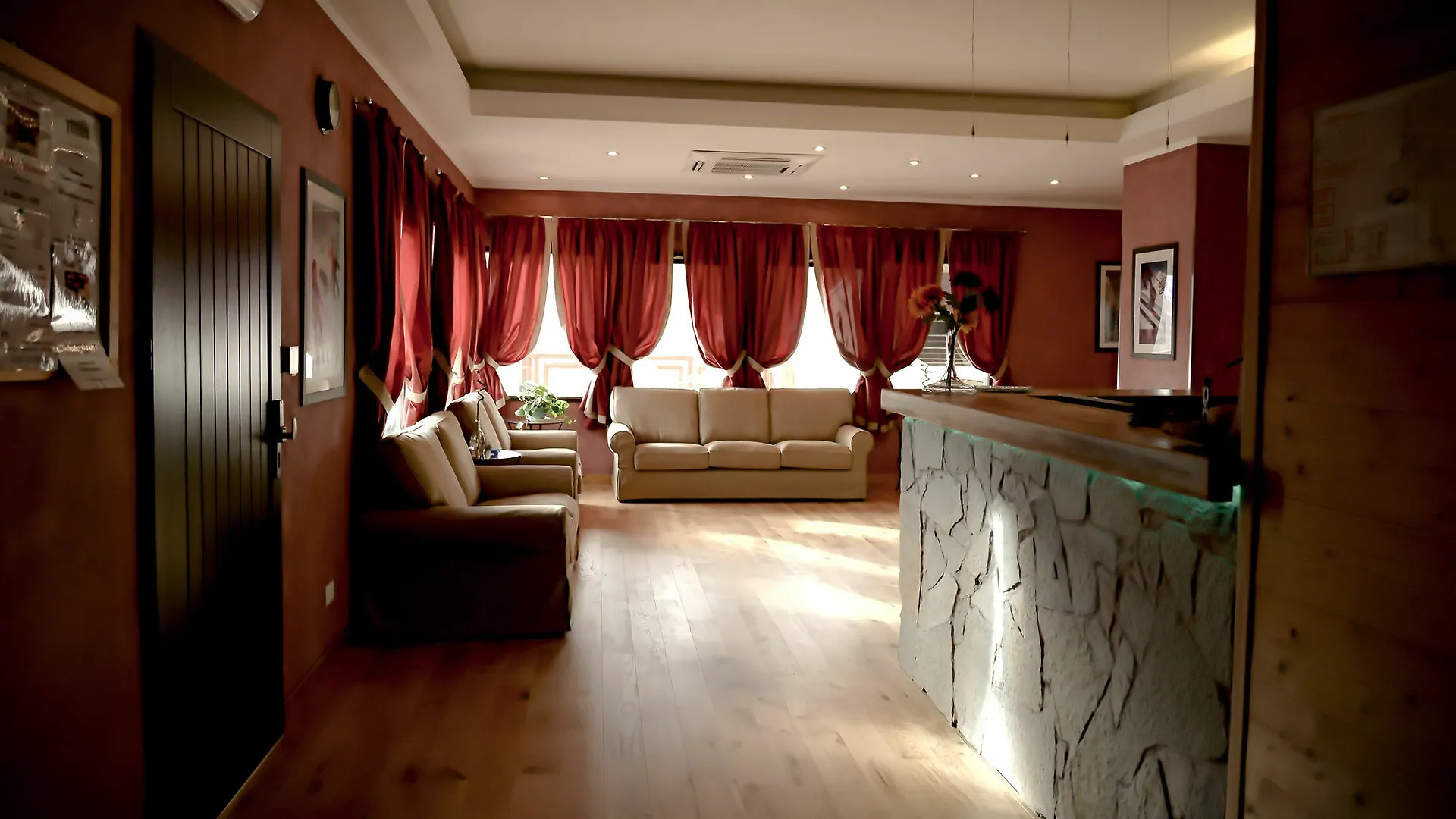 Hotel Turan Λε Ντεζ Αλπ